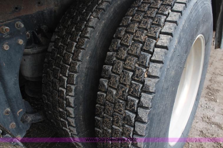 image for item H6722 1992 Kenworth T800 fuel lube truck