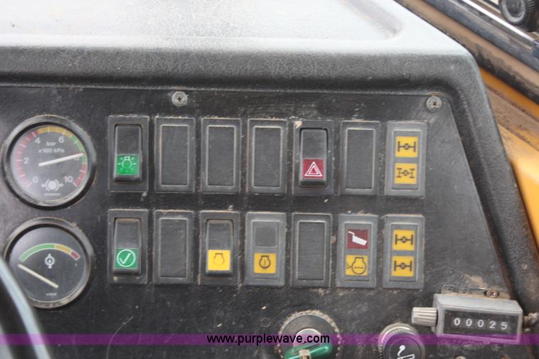 image for item H6723 1995 Volvo BMA35 articulated haul truck