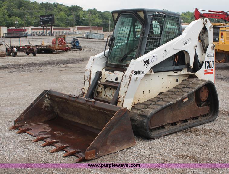 image for item H6728 2005 Bobcat T300 track skid steer