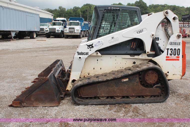 image for item H6728 2005 Bobcat T300 track skid steer