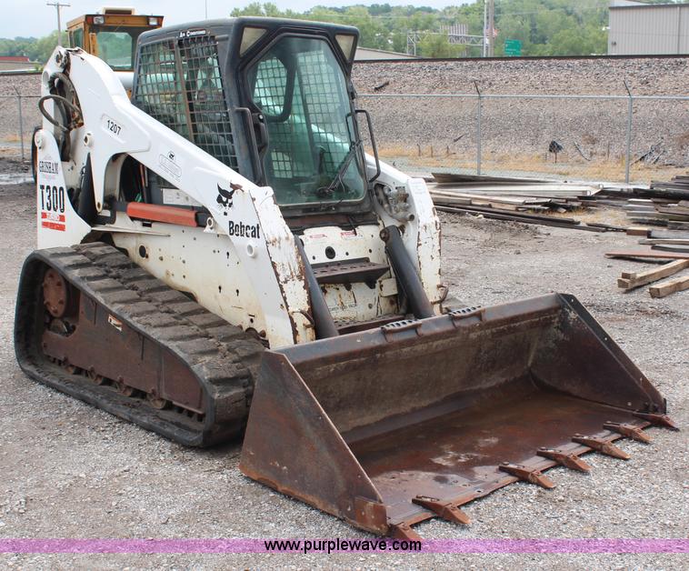 image for item H6728 2005 Bobcat T300 track skid steer