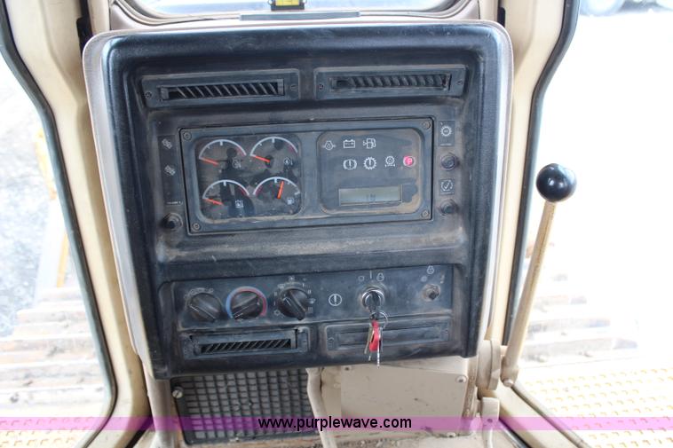 image for item H6739 1998 Caterpillar D6R XL dozer