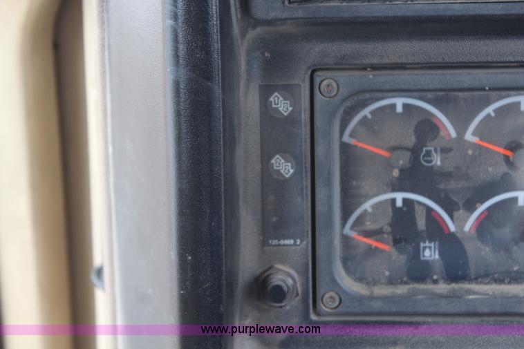 image for item H6739 1998 Caterpillar D6R XL dozer