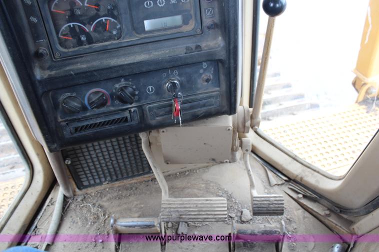 image for item H6739 1998 Caterpillar D6R XL dozer