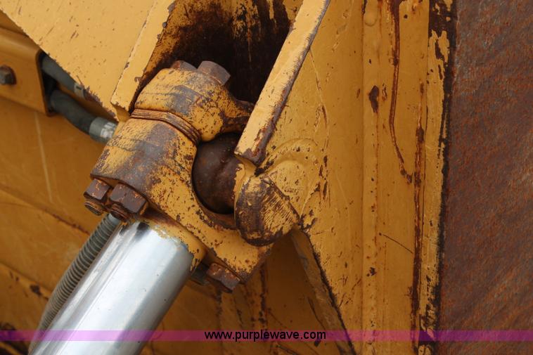 image for item H6739 1998 Caterpillar D6R XL dozer