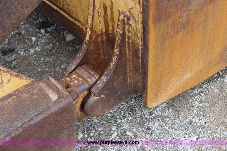 image for item H6739 1998 Caterpillar D6R XL dozer