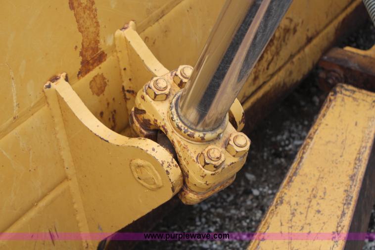 image for item H6739 1998 Caterpillar D6R XL dozer