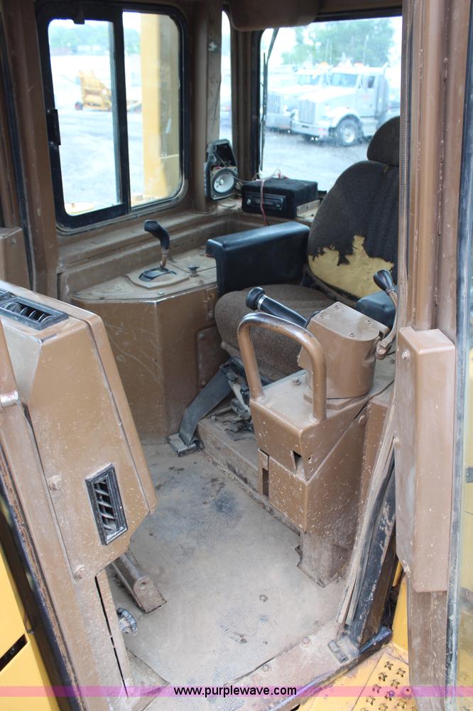 image for item H6743 1992 Caterpillar D6H LGP Series II dozer