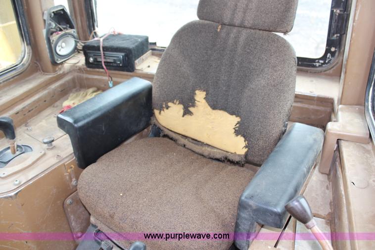 image for item H6743 1992 Caterpillar D6H LGP Series II dozer