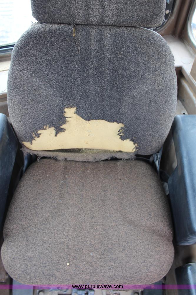 image for item H6743 1992 Caterpillar D6H LGP Series II dozer