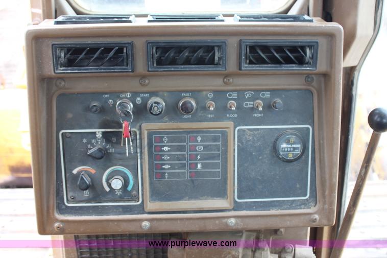 image for item H6743 1992 Caterpillar D6H LGP Series II dozer