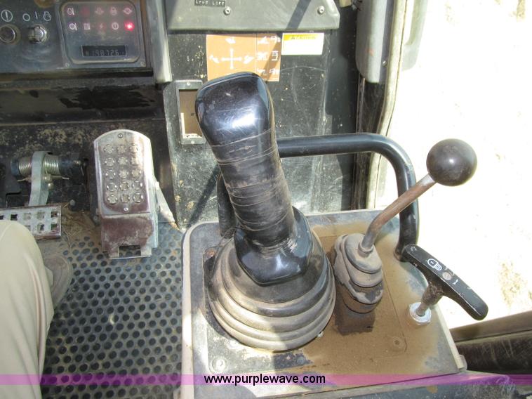 image for item D7467 2001 Caterpillar 963C track loader