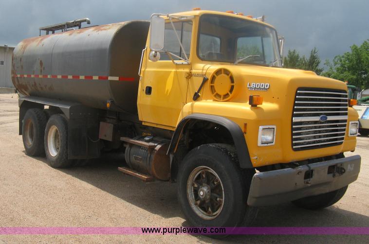 image for item D8491 1992 Ford LNT8000 water tanker truck