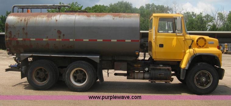 image for item D8491 1992 Ford LNT8000 water tanker truck