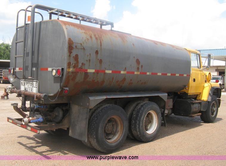 image for item D8491 1992 Ford LNT8000 water tanker truck