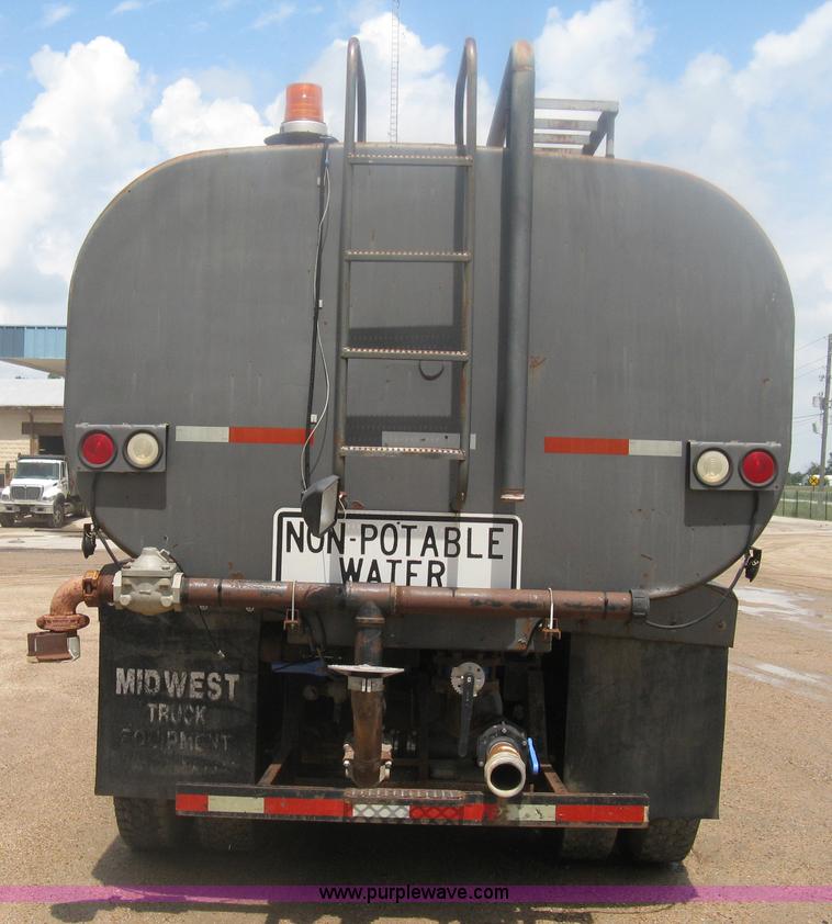 image for item D8491 1992 Ford LNT8000 water tanker truck