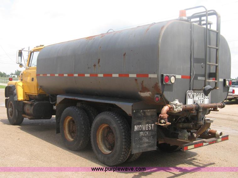 image for item D8491 1992 Ford LNT8000 water tanker truck