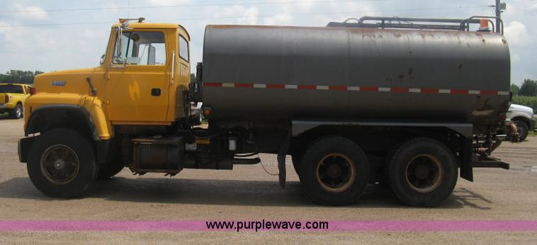 image for item D8491 1992 Ford LNT8000 water tanker truck