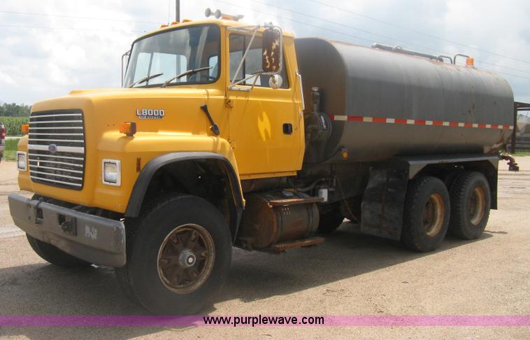 image for item D8491 1992 Ford LNT8000 water tanker truck