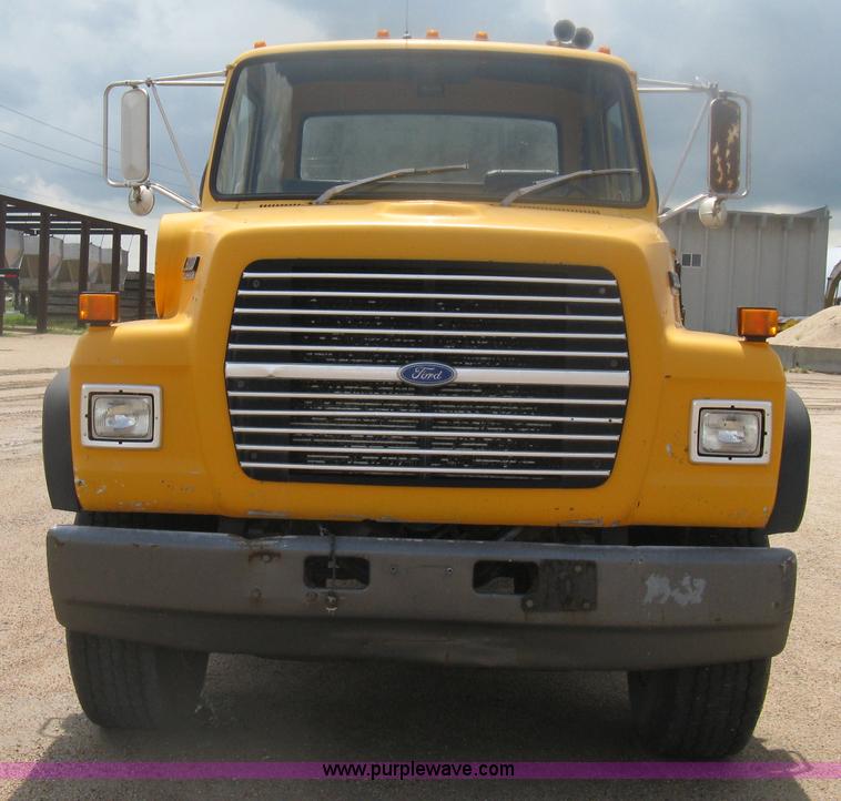 image for item D8491 1992 Ford LNT8000 water tanker truck
