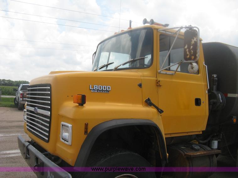 image for item D8491 1992 Ford LNT8000 water tanker truck