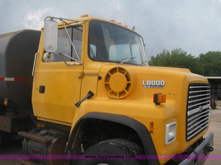 image for item D8491 1992 Ford LNT8000 water tanker truck