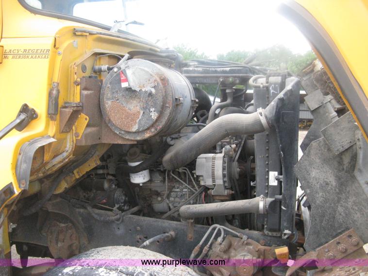 image for item D8491 1992 Ford LNT8000 water tanker truck