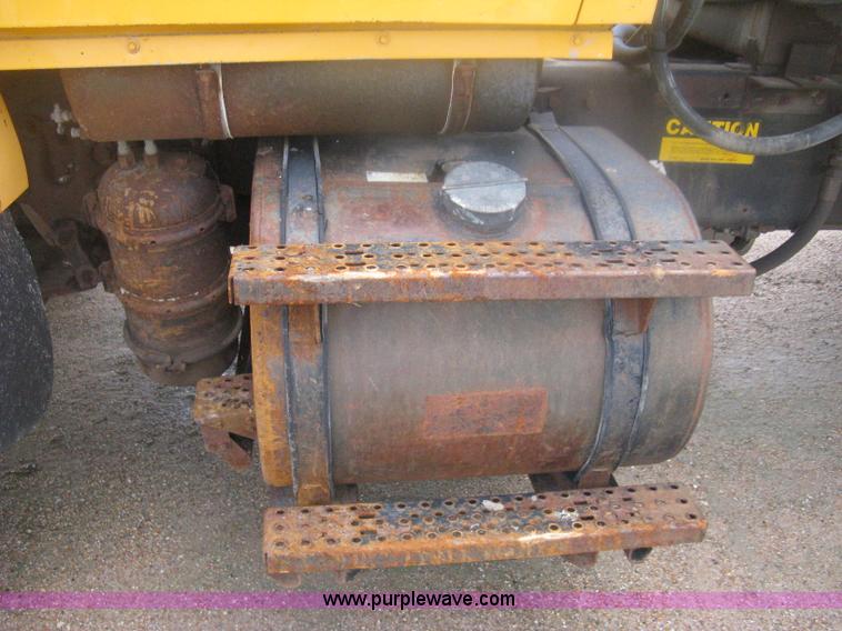 image for item D8491 1992 Ford LNT8000 water tanker truck