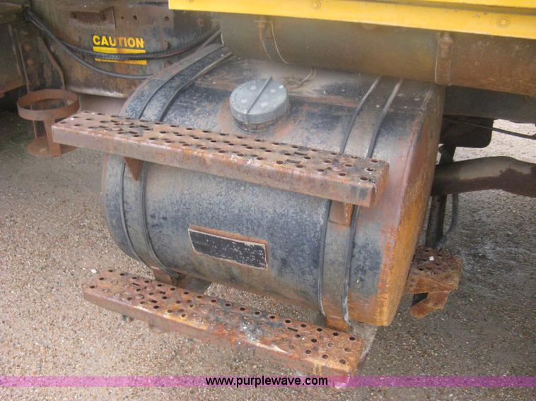 image for item D8491 1992 Ford LNT8000 water tanker truck