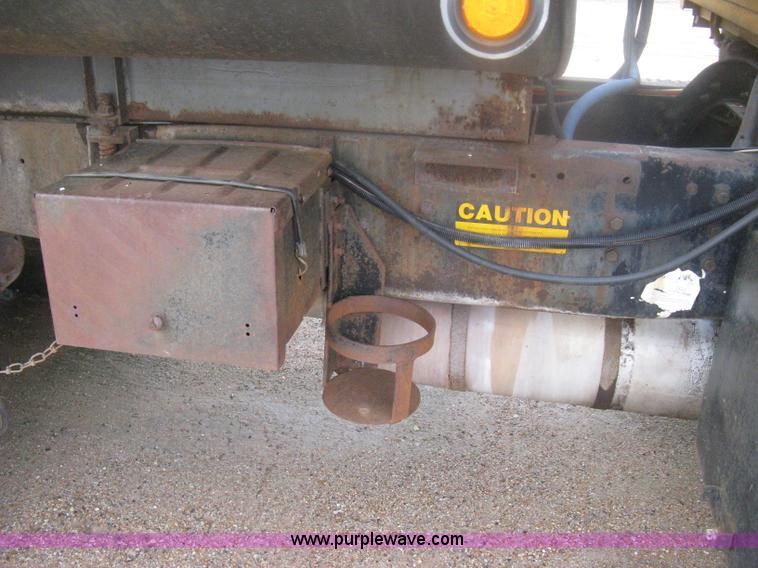 image for item D8491 1992 Ford LNT8000 water tanker truck