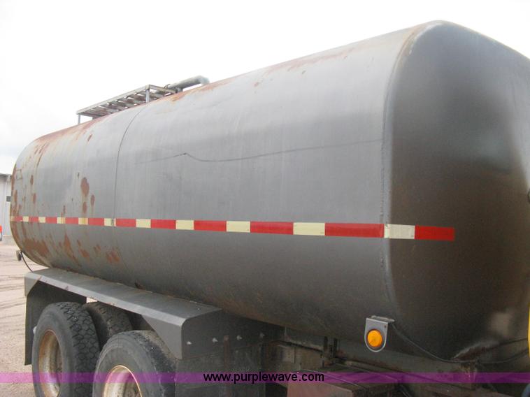 image for item D8491 1992 Ford LNT8000 water tanker truck