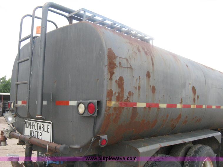 image for item D8491 1992 Ford LNT8000 water tanker truck
