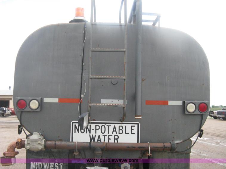 image for item D8491 1992 Ford LNT8000 water tanker truck