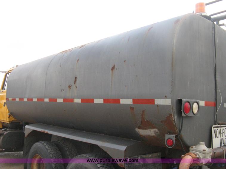 image for item D8491 1992 Ford LNT8000 water tanker truck