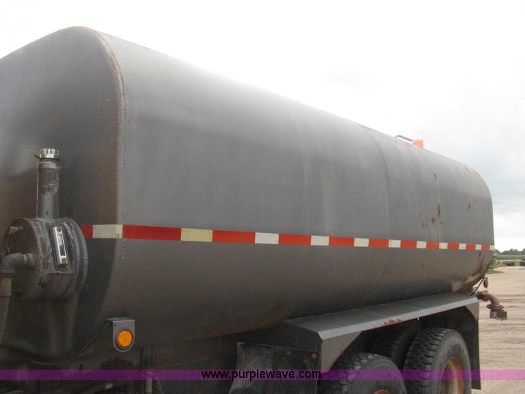 image for item D8491 1992 Ford LNT8000 water tanker truck