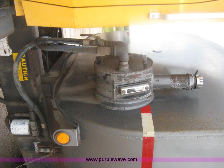 image for item D8491 1992 Ford LNT8000 water tanker truck