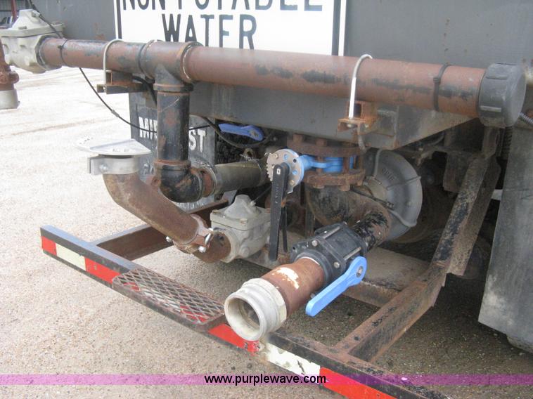 image for item D8491 1992 Ford LNT8000 water tanker truck