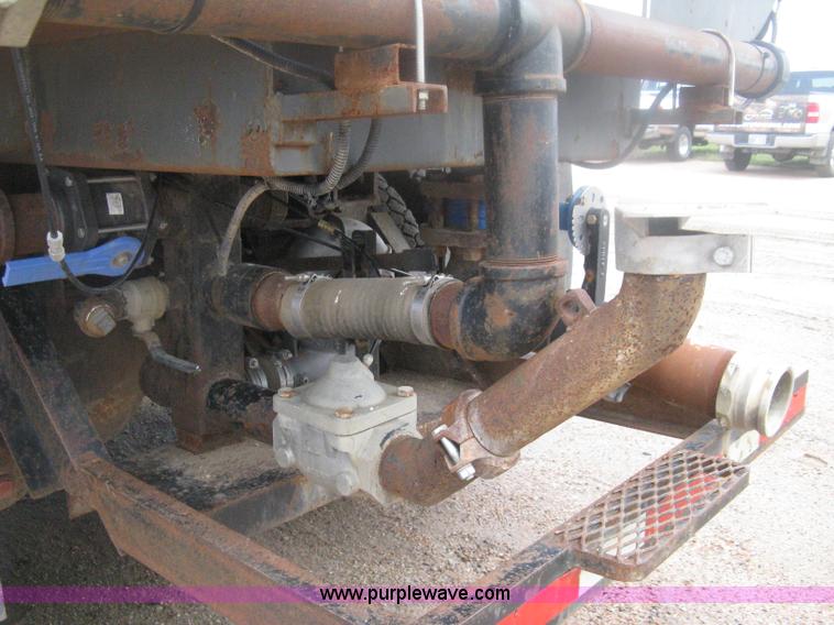 image for item D8491 1992 Ford LNT8000 water tanker truck