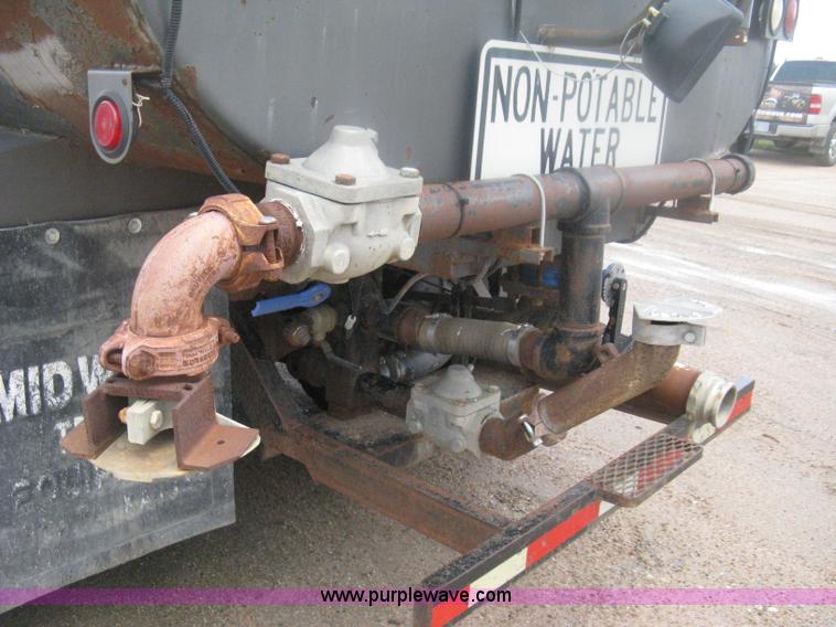 image for item D8491 1992 Ford LNT8000 water tanker truck