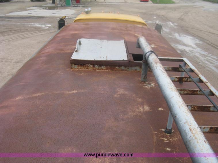 image for item D8491 1992 Ford LNT8000 water tanker truck