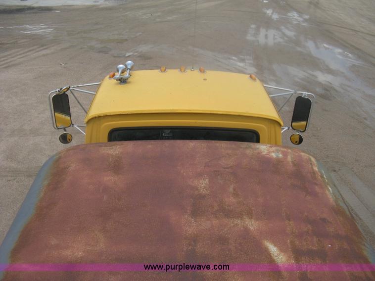 image for item D8491 1992 Ford LNT8000 water tanker truck