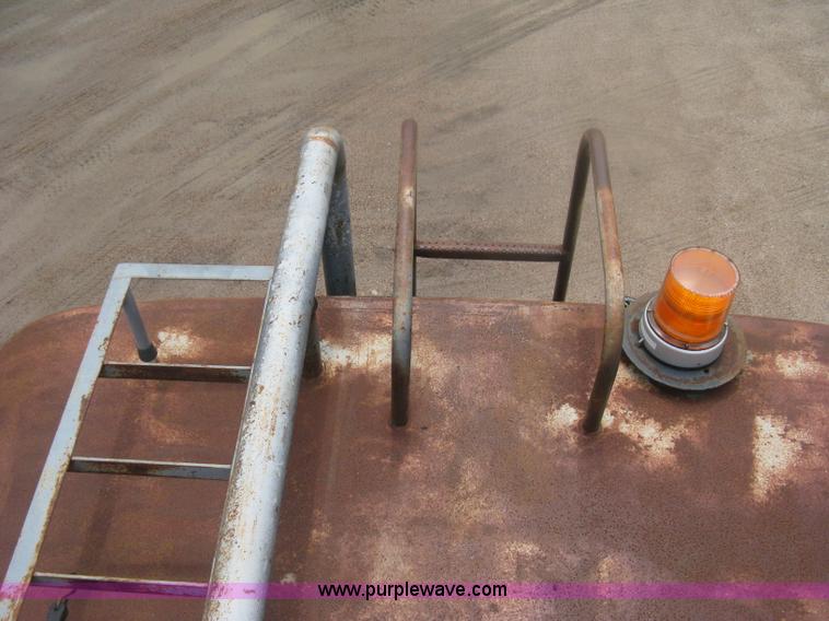 image for item D8491 1992 Ford LNT8000 water tanker truck