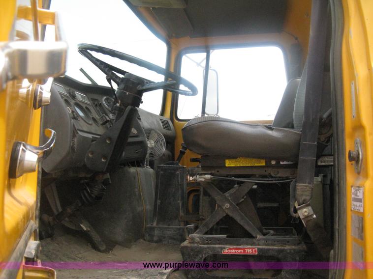 image for item D8491 1992 Ford LNT8000 water tanker truck