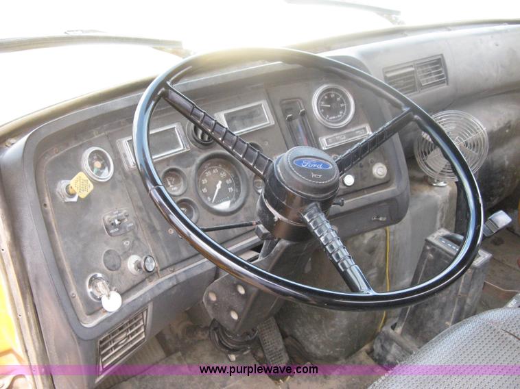 image for item D8491 1992 Ford LNT8000 water tanker truck