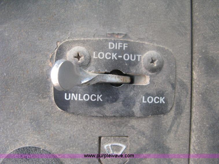 image for item D8491 1992 Ford LNT8000 water tanker truck