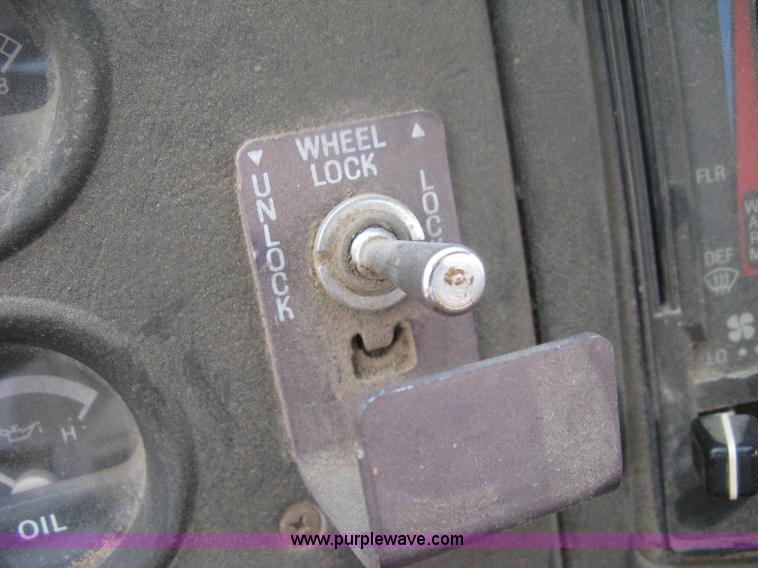 image for item D8491 1992 Ford LNT8000 water tanker truck