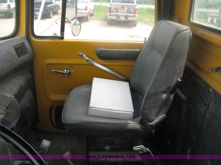 image for item D8491 1992 Ford LNT8000 water tanker truck