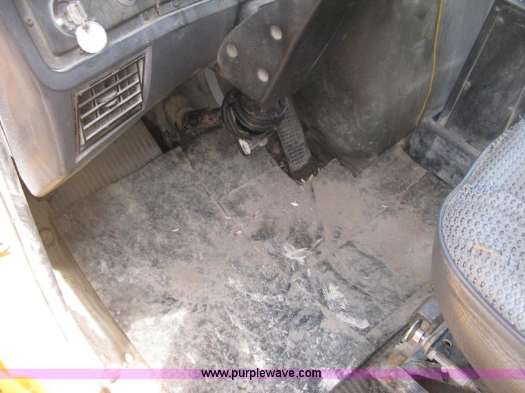 image for item D8491 1992 Ford LNT8000 water tanker truck