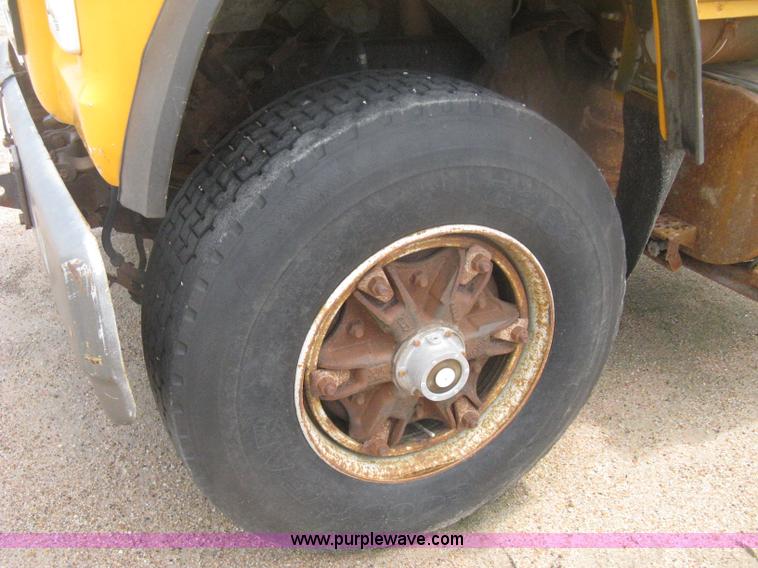 image for item D8491 1992 Ford LNT8000 water tanker truck