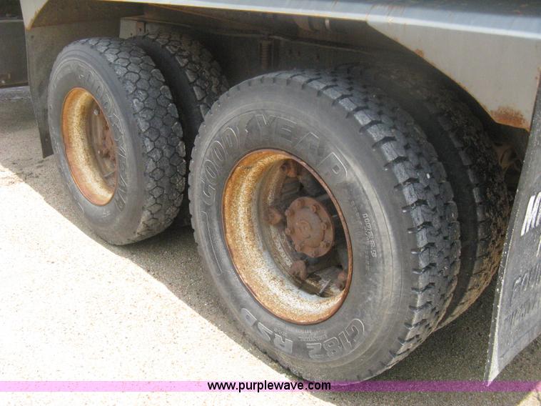 image for item D8491 1992 Ford LNT8000 water tanker truck